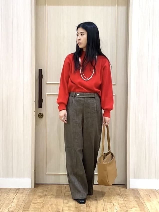 ERIさんの「SHOO･LA･RUE｜【洗える/毛玉レス】表面がきれいなハイネックバックスリットニット」を使ったコーディネート