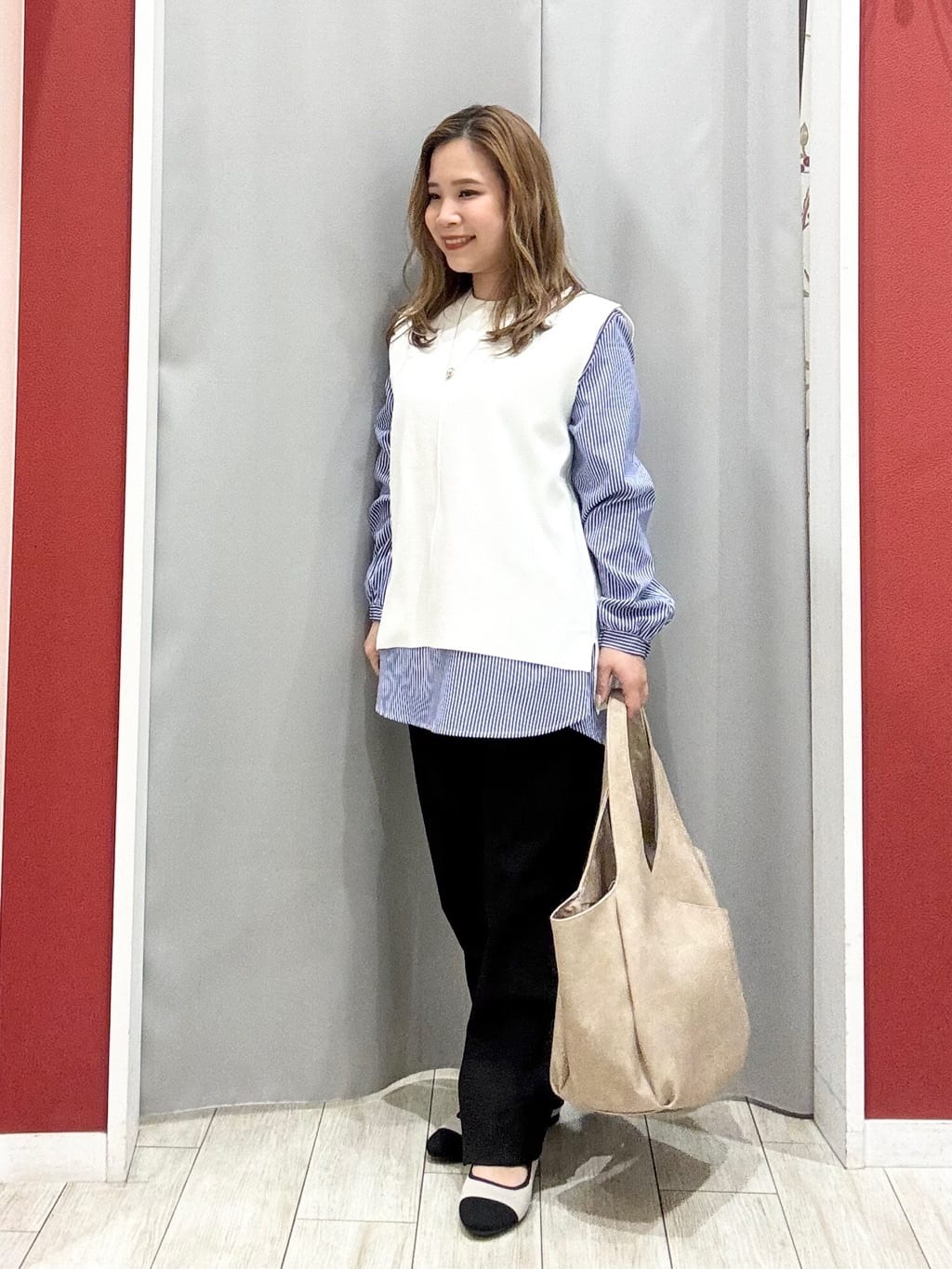 shioさんの「SHOO･LA･RUE｜【防風/撥水/S-LL】お顔回りすっきり見え　Vネックバルーンブルゾン」を使ったコーディネート
