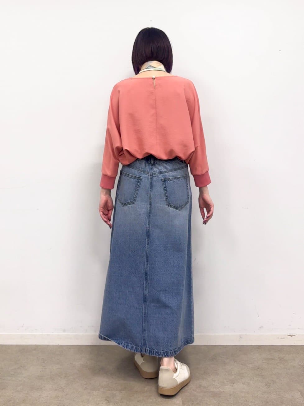 𝐜𝐡𝐢𝐤𝐚さんの「SHOO･LA･RUE｜【着丈選べる/体型カバー/洗濯機可】さらさらとろん ドルマンブラウス」を使ったコーディネート