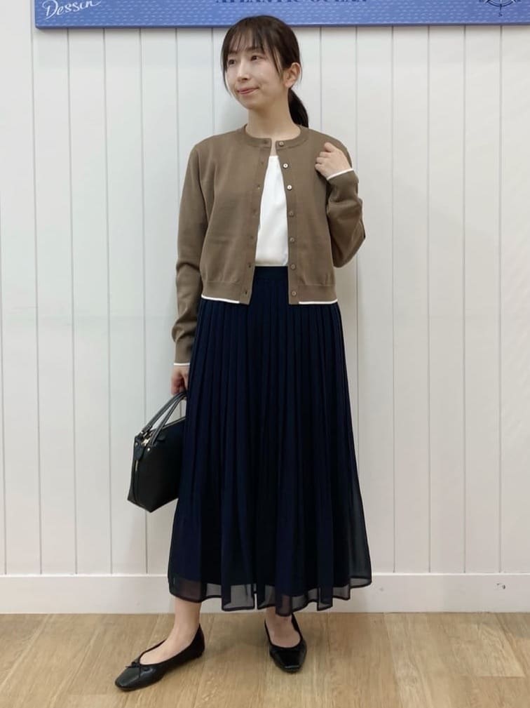 yoshiさんの「Dessin｜【2点セット・洗える】ニットカーディガン&times;ノースリーブワンピース」を使ったコーディネート