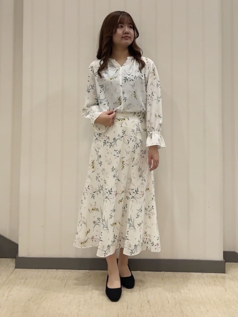 ちひさんの「INDIVI｜【SETUP可能】モダンフラワー柄フレアスカート」を使ったコーディネート