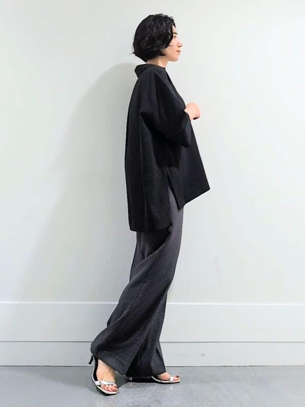 ミズタさんの「UNTITLED｜【UVカット/接触冷感/吸水速乾/ゆったり】V開きネックシャツ」を使ったコーディネート