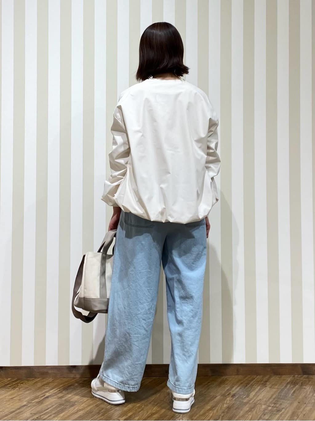 SAOさんの「SHOO･LA･RUE｜【防風/撥水/S-LL】お顔回りすっきり見え　Vネックバルーンブルゾン」を使ったコーディネート