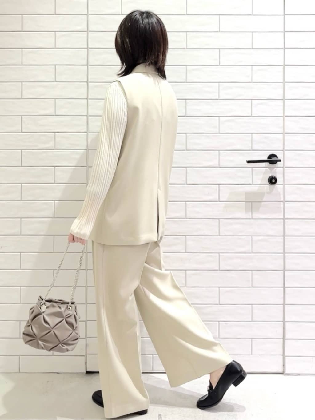 しおりさんの「OPAQUE.CLIP｜金ボタンダブルブレストテーラードジレ／セットアップ対応【洗える】《S～LL》」を使ったコーディネート