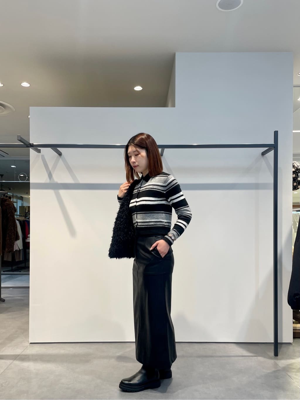 amiさんの「INDIVI｜【セットアップ対応】シンセティックレザースカート」を使ったコーディネート