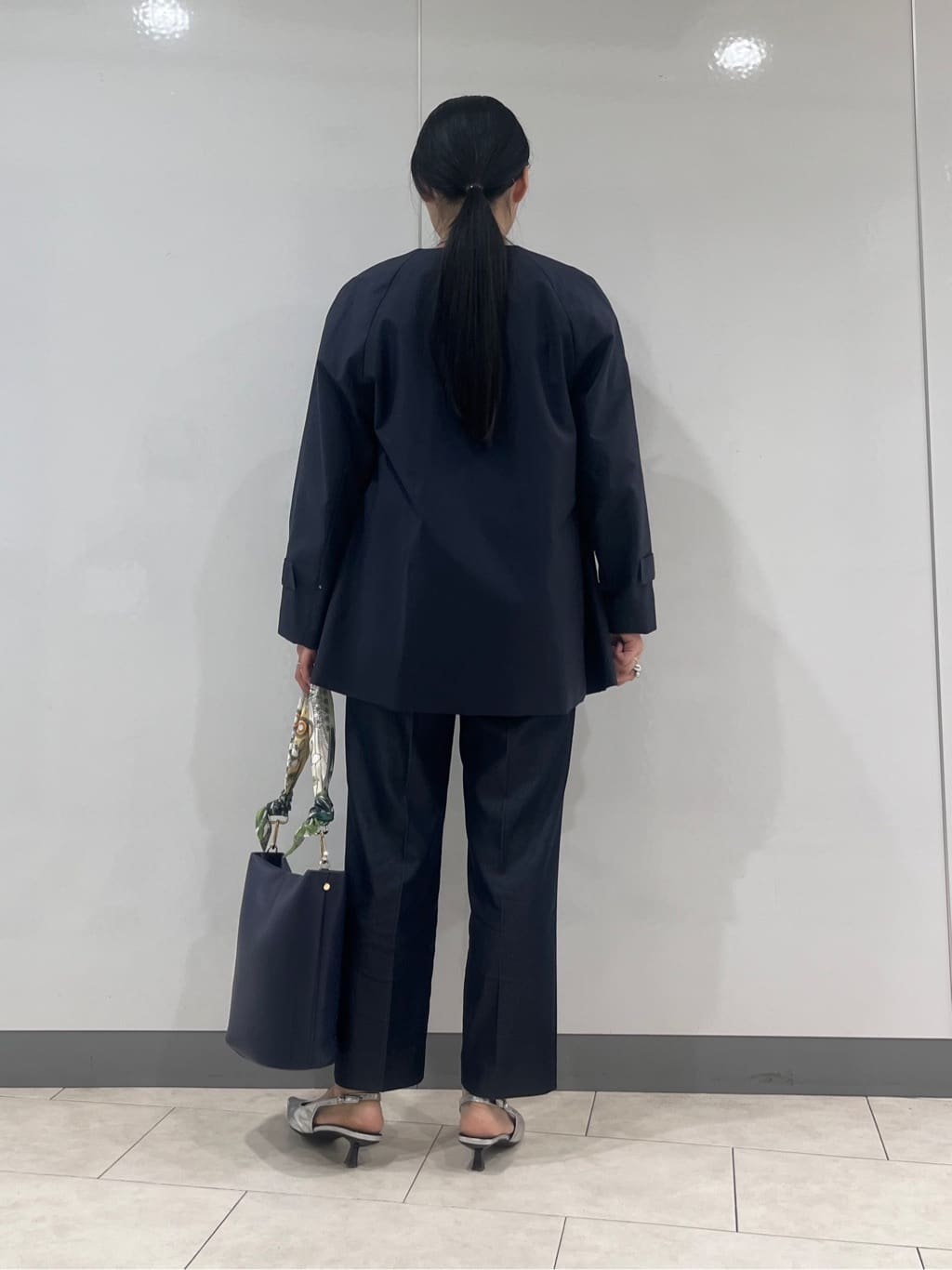 hasuさんの「INDIVI｜【撥水/軽量】ミドル丈 ミニマルトレンチコート」を使ったコーディネート
