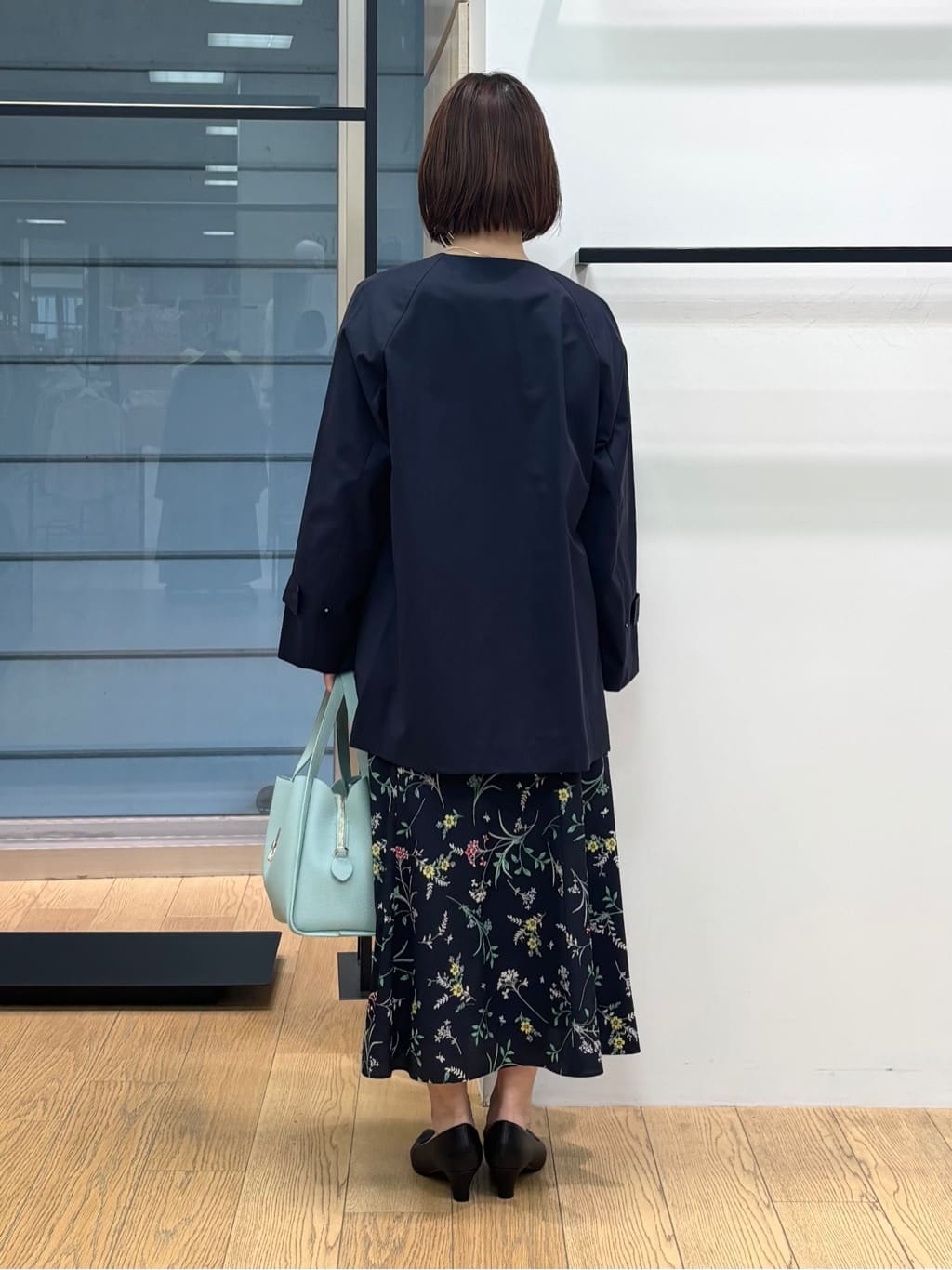 asamiさんの「INDIVI｜【SETUP可能】モダンフラワー柄フレアスカート」を使ったコーディネート