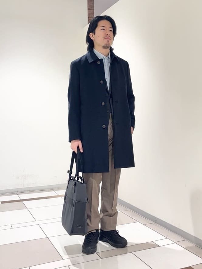 及川さんの「TAKEO KIKUCHI｜カシミヤブレンド ビーバー調ステンカラーコート」を使ったコーディネート