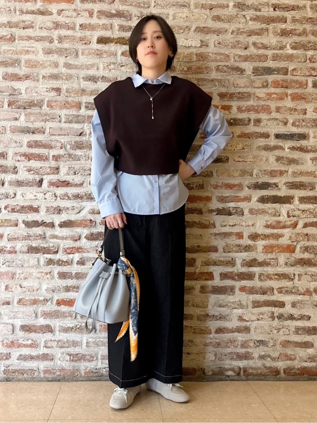 しばさんの「THE SHOP TK｜【2点セット】レイヤードスタイルでこなれ見え ニットベスト＆シャツ」を使ったコーディネート