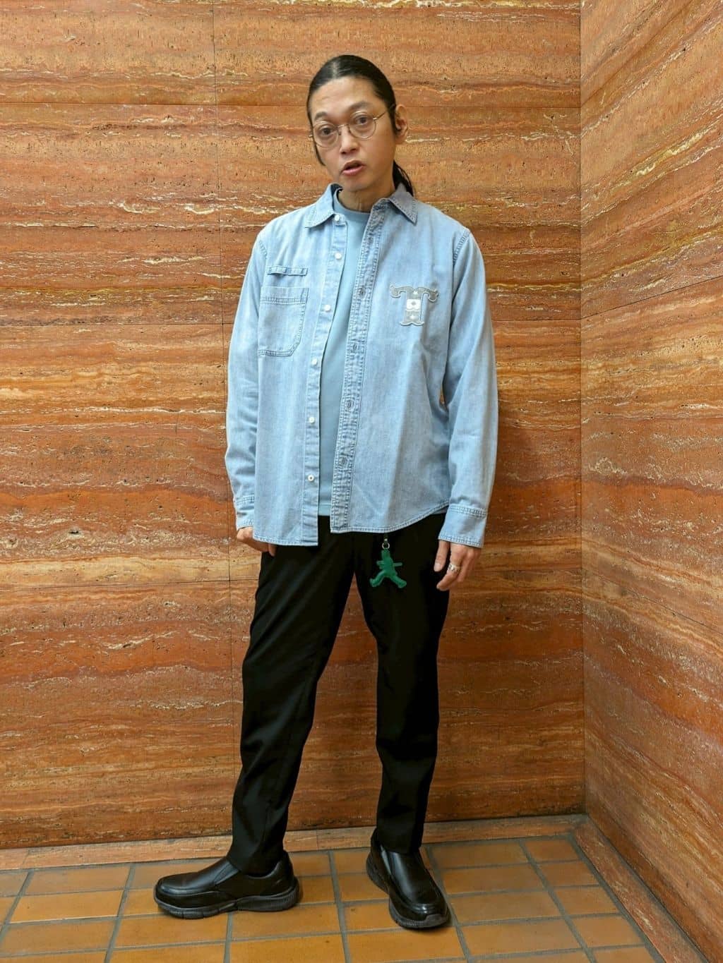 かしげるさんの「TAKEO KIKUCHI｜【BOWLER HAT LABEL】Tエンブレム デニムシャツ」を使ったコーディネート