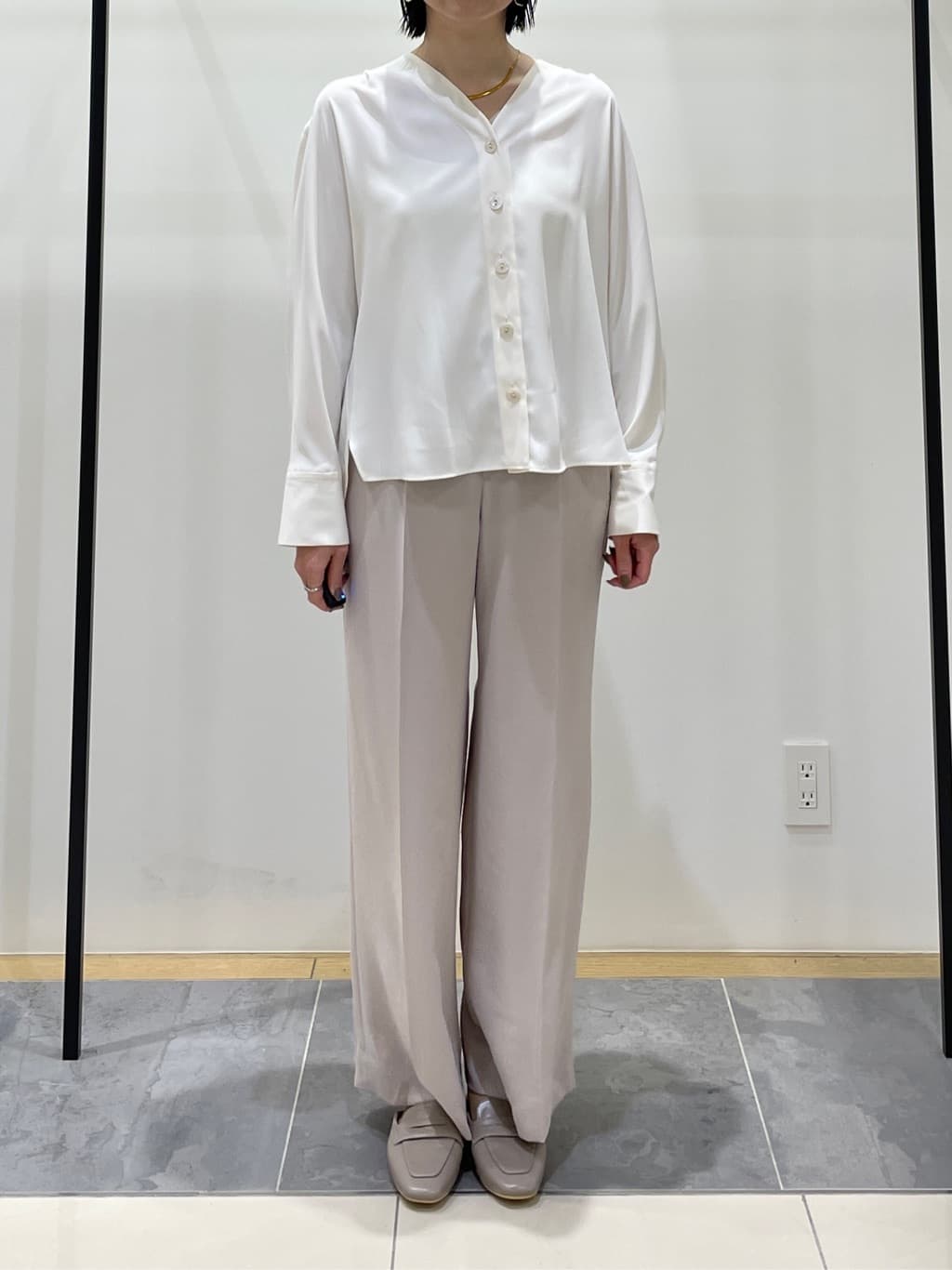 shihoさんの「INDIVI｜【洗える／UVケア／マットサテン】Vネックドルマンスリーブブラウス」を使ったコーディネート