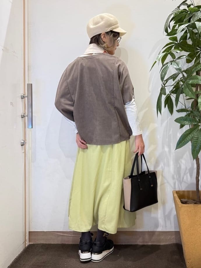 misakiさんの「SHOO･LA･RUE｜【体型カバー/2点セット】ポンチョ風 スエードライクトップス+ロンT」を使ったコーディネート