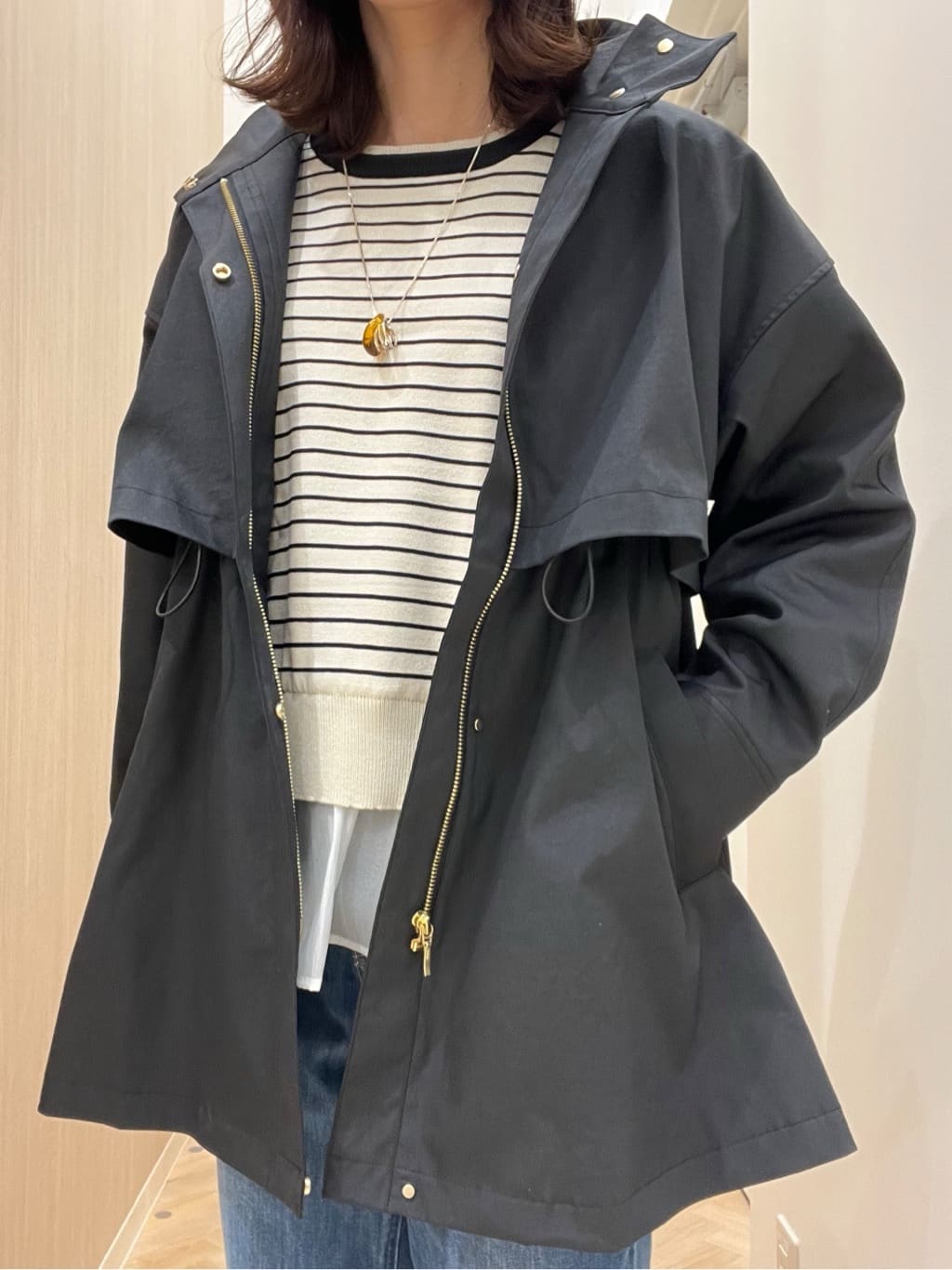  おまつさんの「grove｜【撥水／シルエット2WAY】羽織るだけでサマになる、スタンドネックテントラインコート」を使ったコーディネート