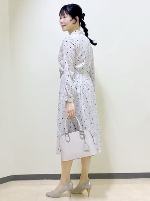 beni_gingerさんの「Reflect｜【セレモニー／通勤／おでかけに◎】フラワープリントボウタイワンピース」を使ったコーディネート