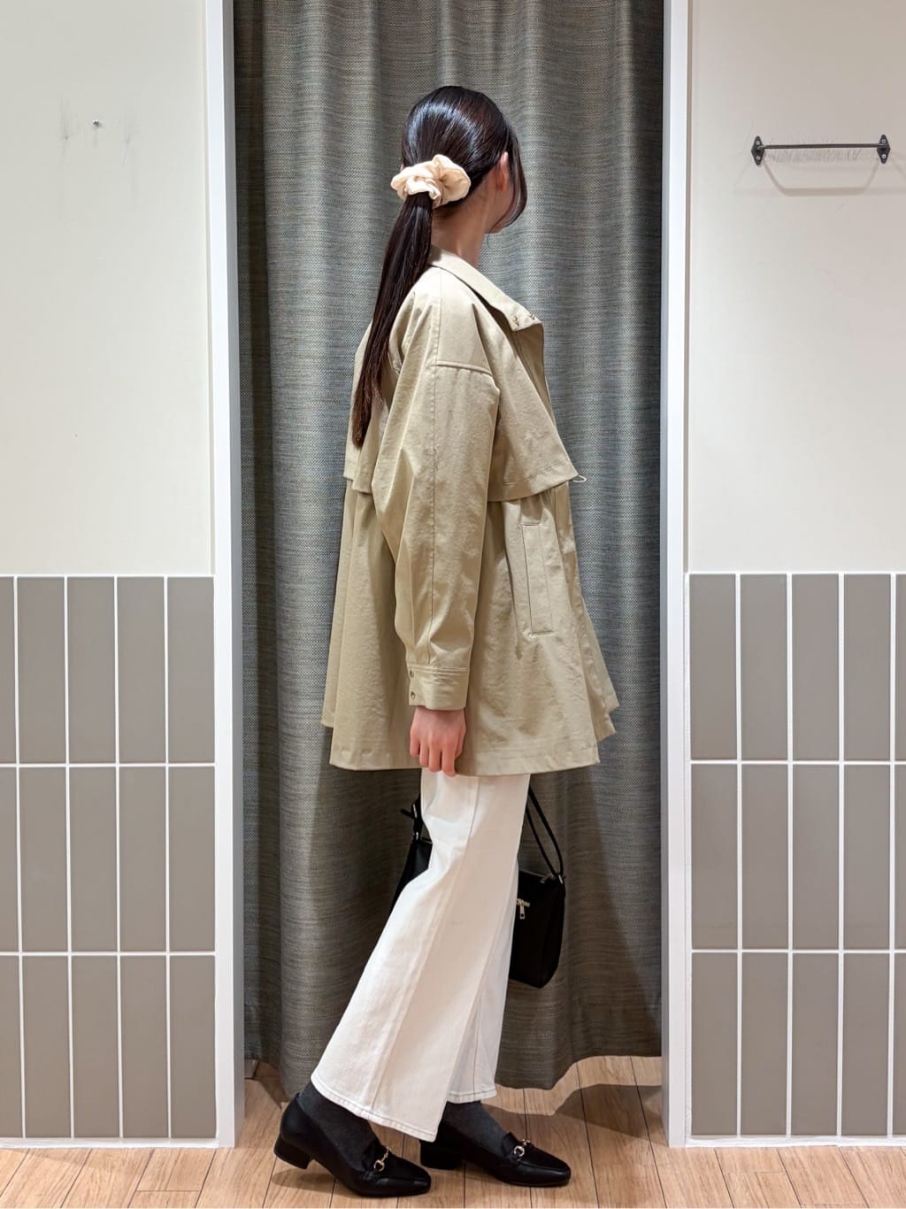 Kotoさんの「grove｜【撥水／シルエット2WAY】羽織るだけでサマになる、スタンドネックテントラインコート」を使ったコーディネート