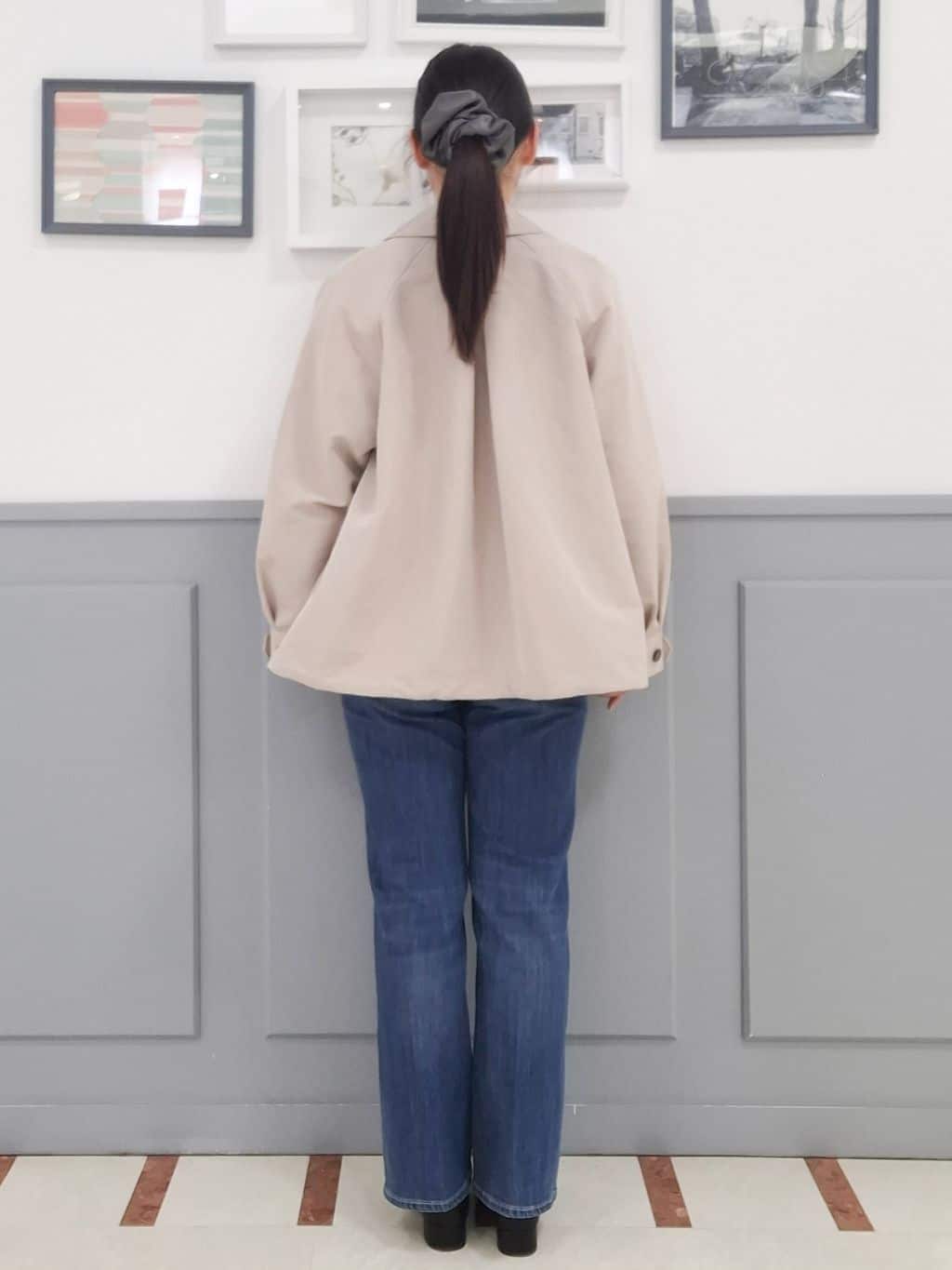 さっちーさんの「grove｜【貴島明日香さん着用】【撥水／シルエット2WAY】軽やかミドルトレンチコート」を使ったコーディネート