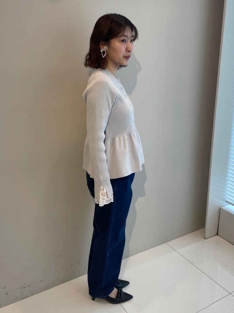 abeさんの「Couture brooch｜【大人かわいい・洗える】ペプラムニットカーディガン」を使ったコーディネート