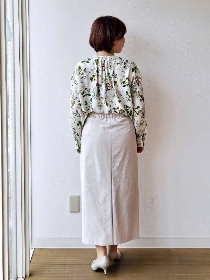 やじまさんの「UNTITLED｜【花柄/洗える】ボタニカルブラウス」を使ったコーディネート