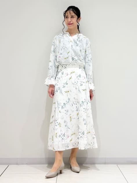 kayoさんの「INDIVI｜【SETUP可能】モダンフラワー柄キャンディスリーブブラウス」を使ったコーディネート
