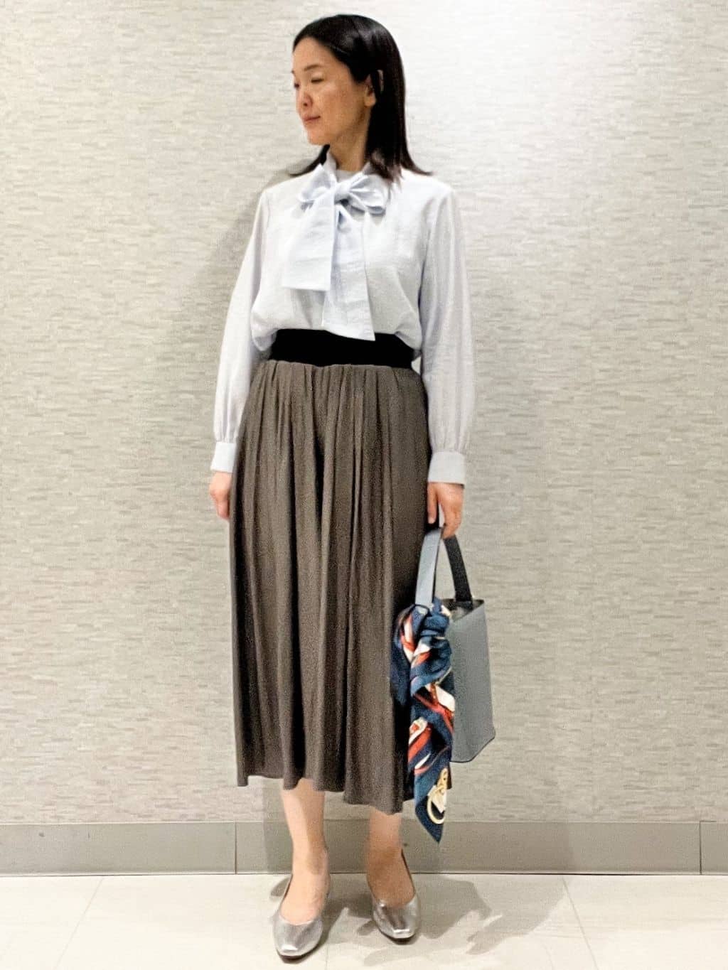 marikoさんの「Reflect｜【通勤／ボウタイ取り外し可】ボウタイ付きバンドカラーブラウス」を使ったコーディネート