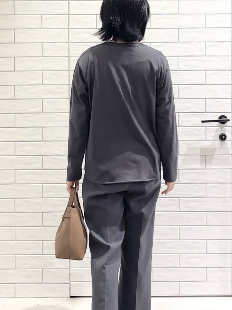 しおりさんの「OPAQUE.CLIP｜ロゴプリントロングTシャツ【洗濯機OK】」を使ったコーディネート