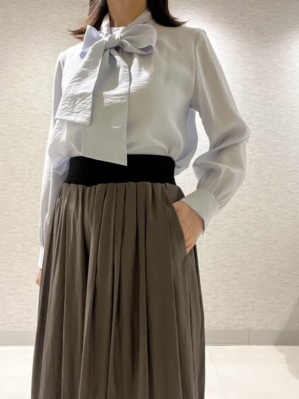marikoさんの「Reflect｜【通勤／ボウタイ取り外し可】ボウタイ付きバンドカラーブラウス」を使ったコーディネート