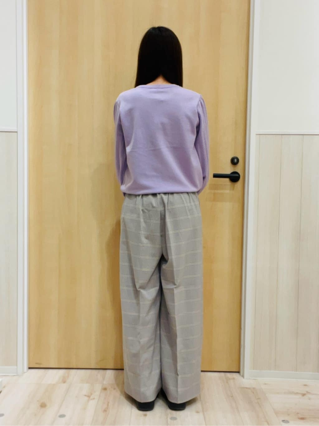 minamiさんの「SHOO･LA･RUE｜【洗濯機可/S-LL】手元美しく パールボタン&お袖編み柄切り替えニット」を使ったコーディネート