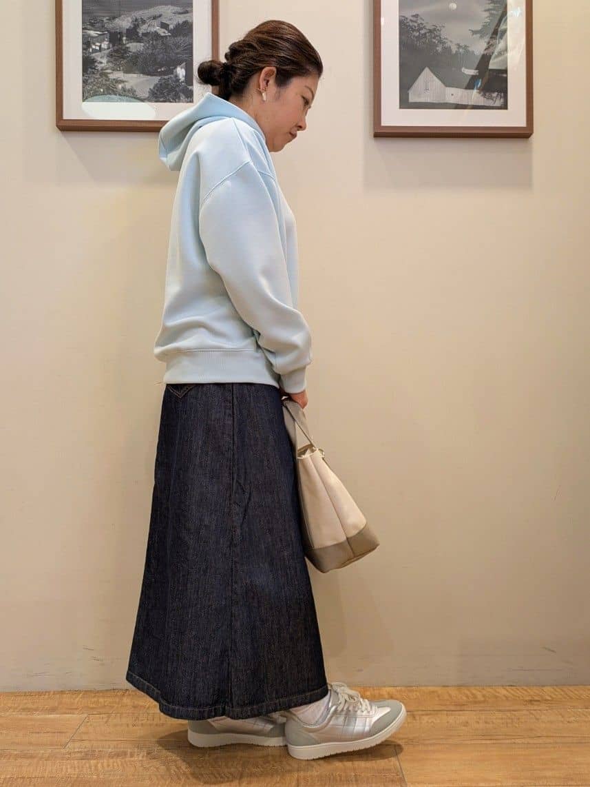よっこさんの「SHOO･LA･RUE｜【セットアップ可/S-LL/なめらかタッチ】選べる3柄 ロゴ入りプルパーカ」を使ったコーディネート