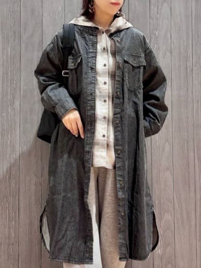meiさんの「SHOO･LA･RUE｜【ライトオンスデニム/S-LL/体型カバー】首元すっきり ワンピにもなるロングデニムシャツ」を使ったコーディネート