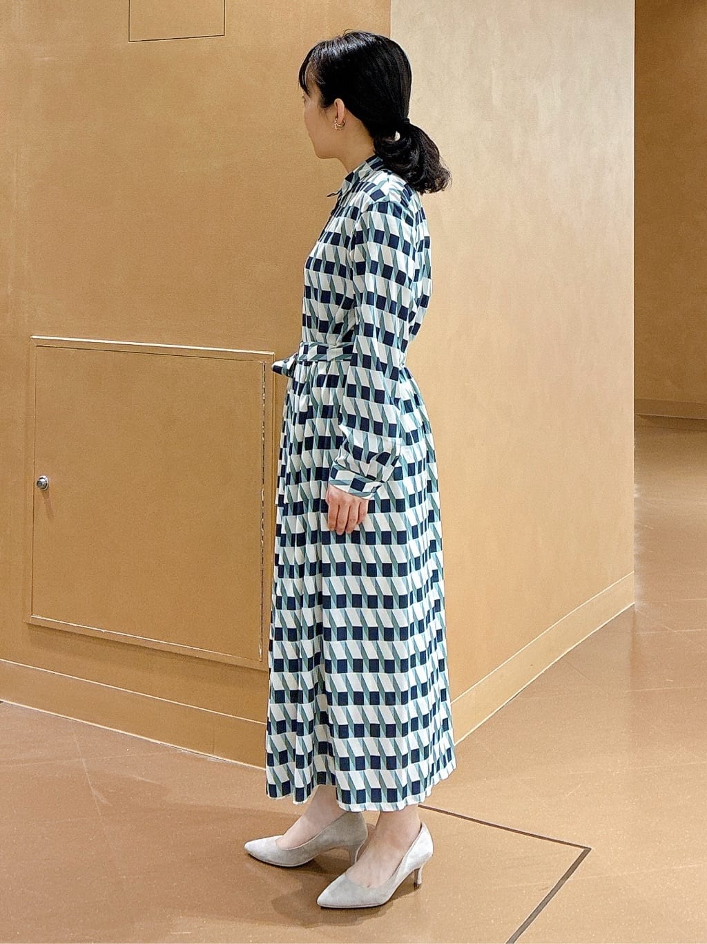 hattoriさんの「INDIVI｜【洗える／2WAY】ベルト付き ジオメトリック柄 シャツワンピース」を使ったコーディネート