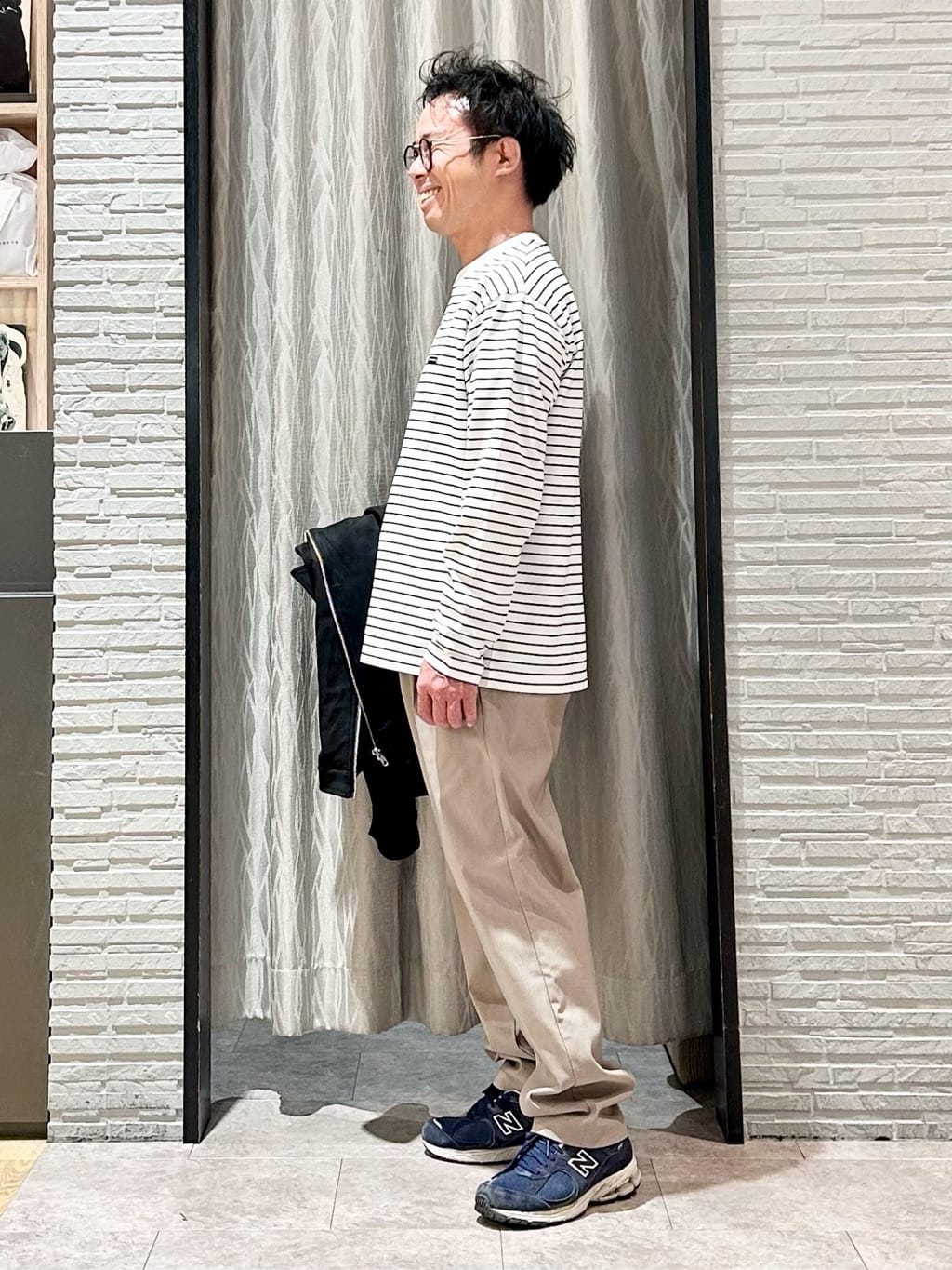 KENJI Iさんの「THE SHOP TK｜【スタイルを選ばず着られる】ワンポイント 長袖Tシャツ 洗濯機OK/UVカット/毛玉になりにくい」を使ったコーディネート