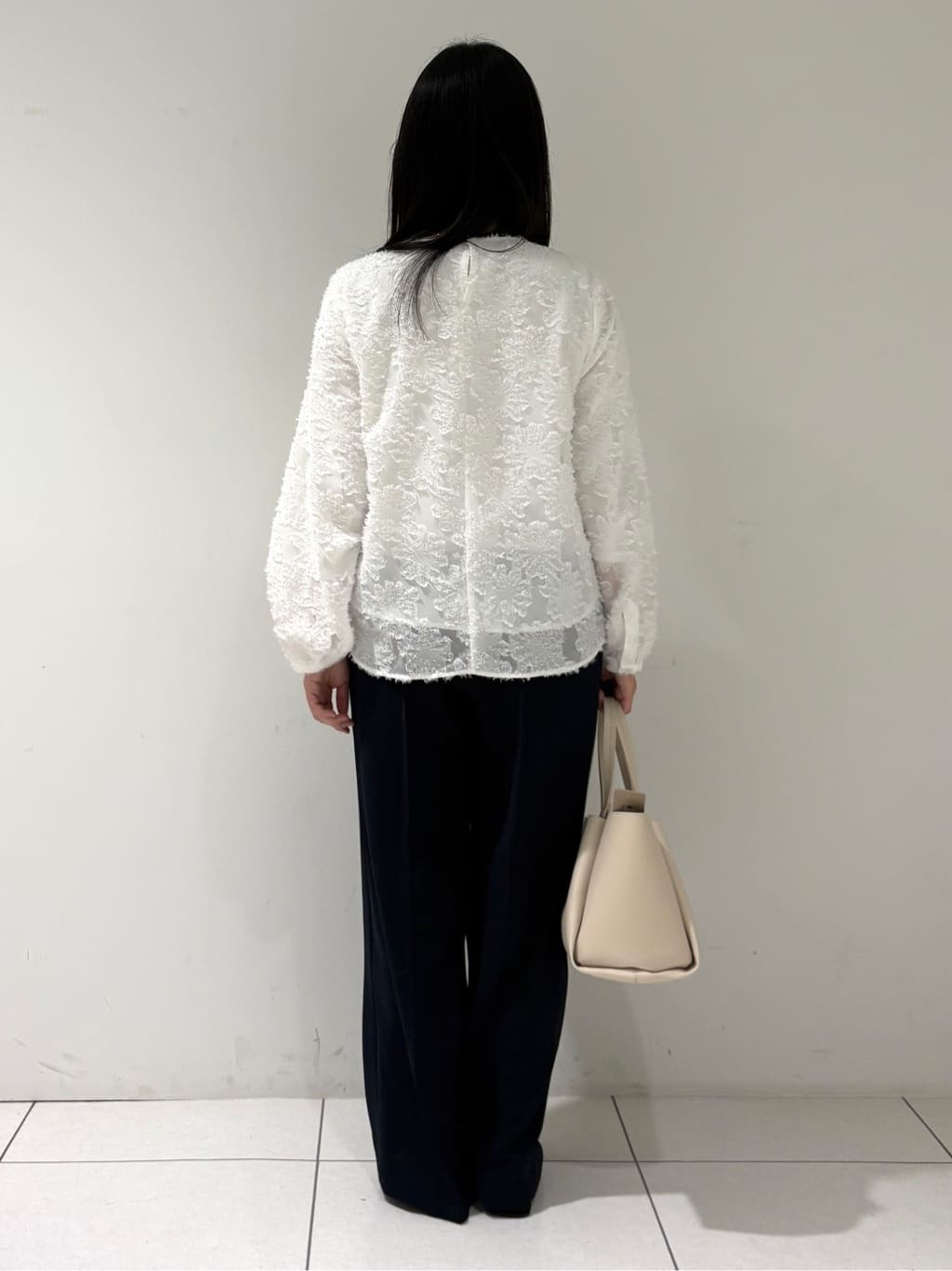 momokoさんの「INDIVI｜【華やか／大人シアー／セレモニー】カットフリンジブラウス」を使ったコーディネート