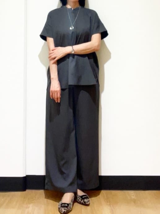 フクさんの「Reflect｜【E‐QUALITY／ウエスト総ゴム／セットアップ／単品使いOK◎】ブラウス＋ストレートパンツセット」を使ったコーディネート