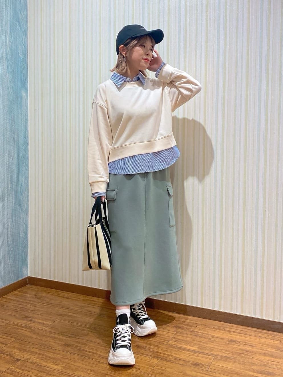 ayaさんの「SHOO･LA･RUE｜【洗濯機可】1枚でサマ見え シャツレイヤード風 スウェット」を使ったコーディネート