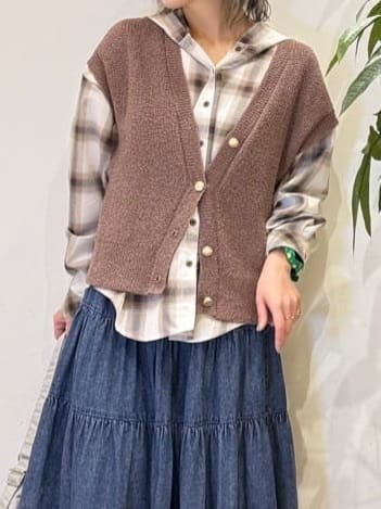misakiさんの「SHOO･LA･RUE｜【S-LL/洗濯機可】気軽にレイヤード 前開きざっくりニットベスト」を使ったコーディネート