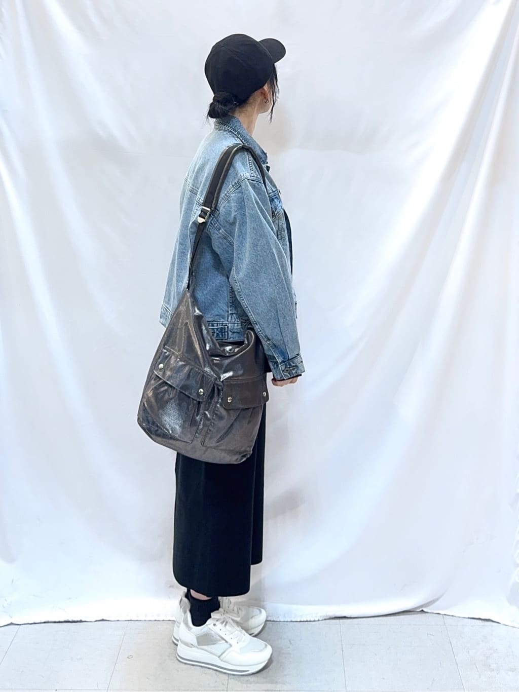 𝐇𝐢𝐫𝐨𝐦𝐢さんの「SHOO･LA･RUE｜【SHOO・LA・RUE DENIM】羽織るだけでこなれる　オーバーサイズデニムジャケット」を使ったコーディネート