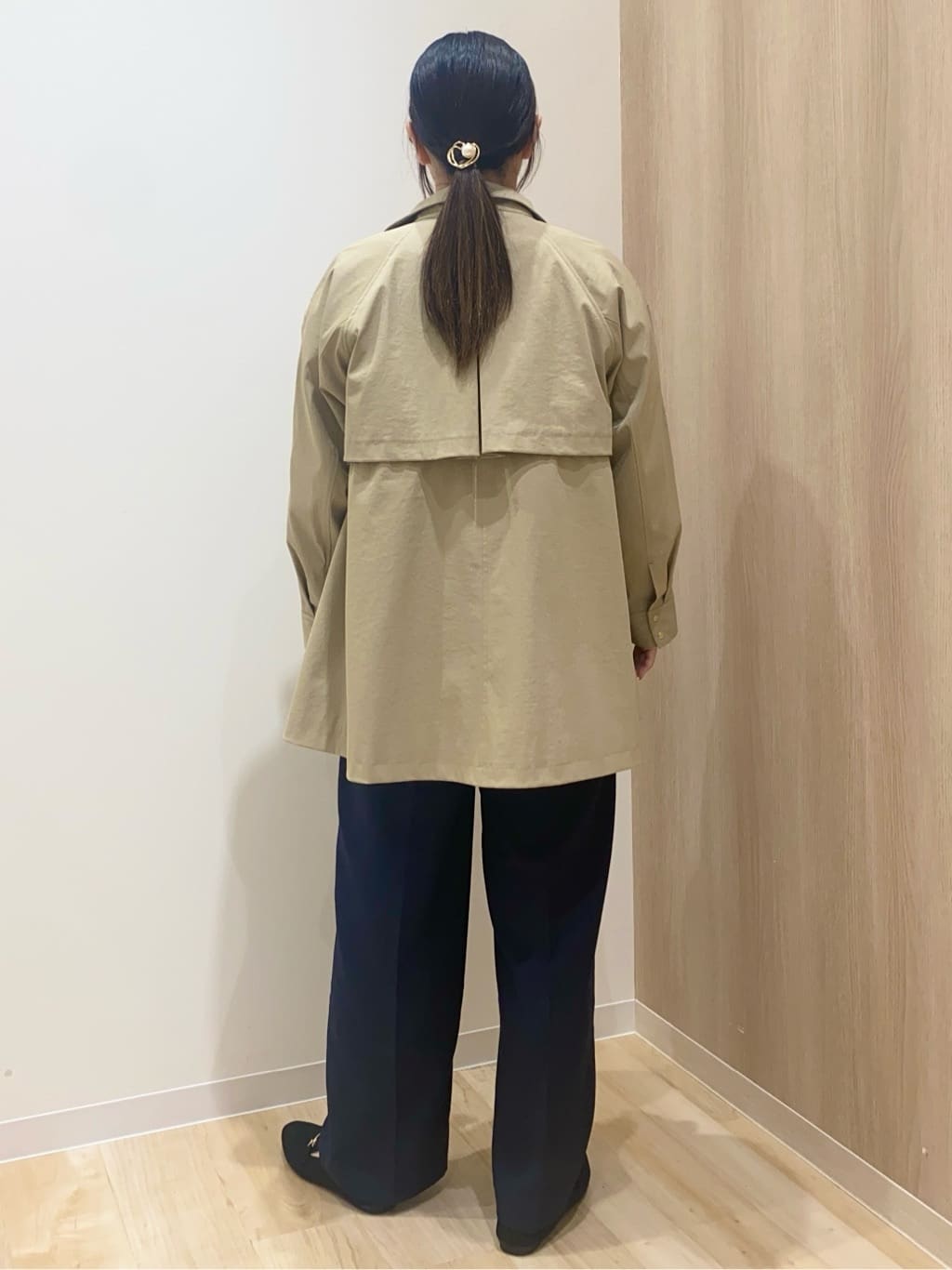 HANAさんの「grove｜【撥水／シルエット2WAY】羽織るだけでサマになる、スタンドネックテントラインコート」を使ったコーディネート
