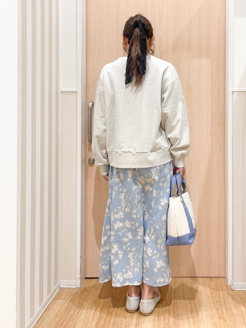 natsumiさんの「SHOO･LA･RUE｜【着丈選べる】ふんわり揺れる アソート柄フレアスカート」を使ったコーディネート