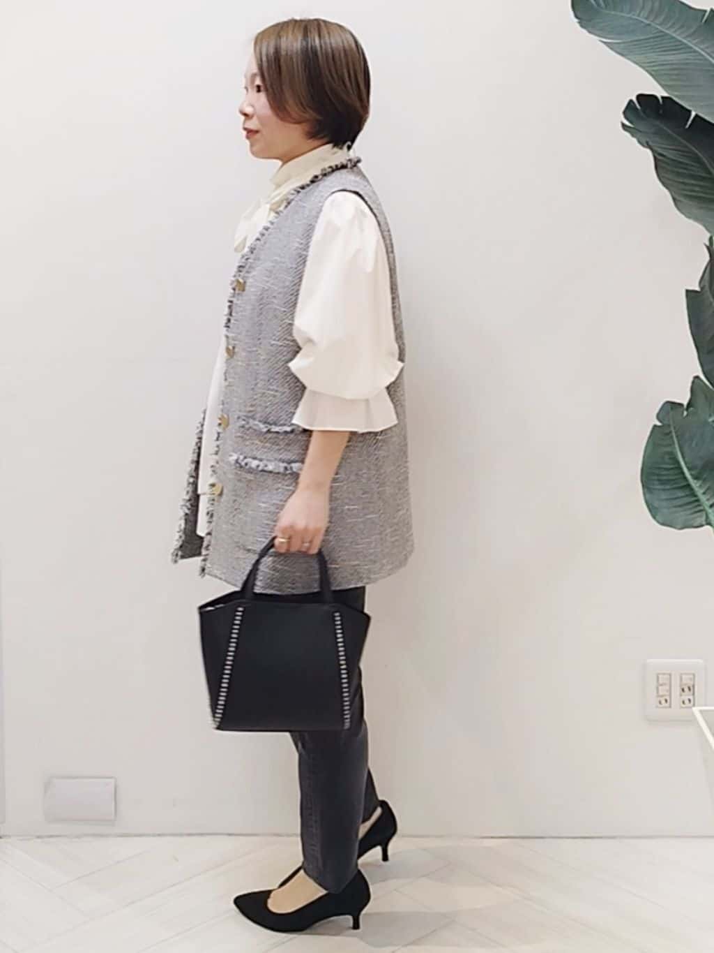 s u g iさんの「UNTITLED｜【オンオフ使える】スラブツイード ジレ」を使ったコーディネート