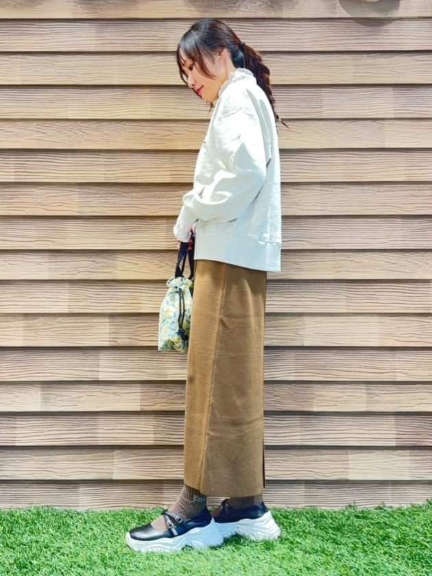 himiさんの「SHOO･LA･RUE｜【洗濯機可/セットアップ可/毛玉になりにくい】心地よく穿ける ニットナロースカート」を使ったコーディネート