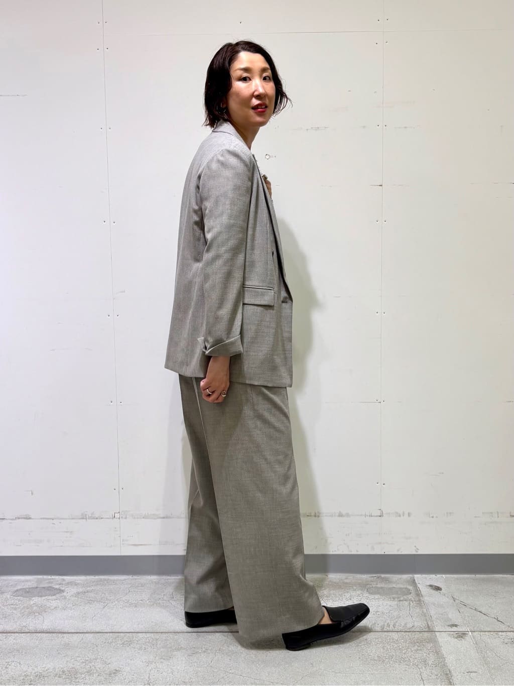 yuriさんの「INDIVI｜【洗える／セットアップ可能】凹凸ストレッチ素材ストレートパンツ」を使ったコーディネート