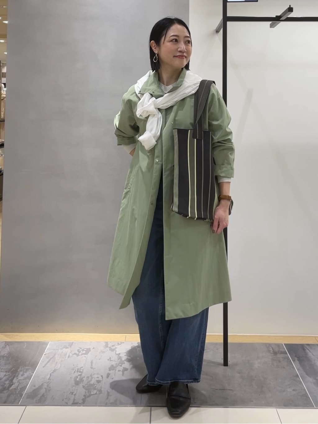 shihoさんの「INDIVI｜【撥水／軽量】ミニマル スタンドカラーコート」を使ったコーディネート