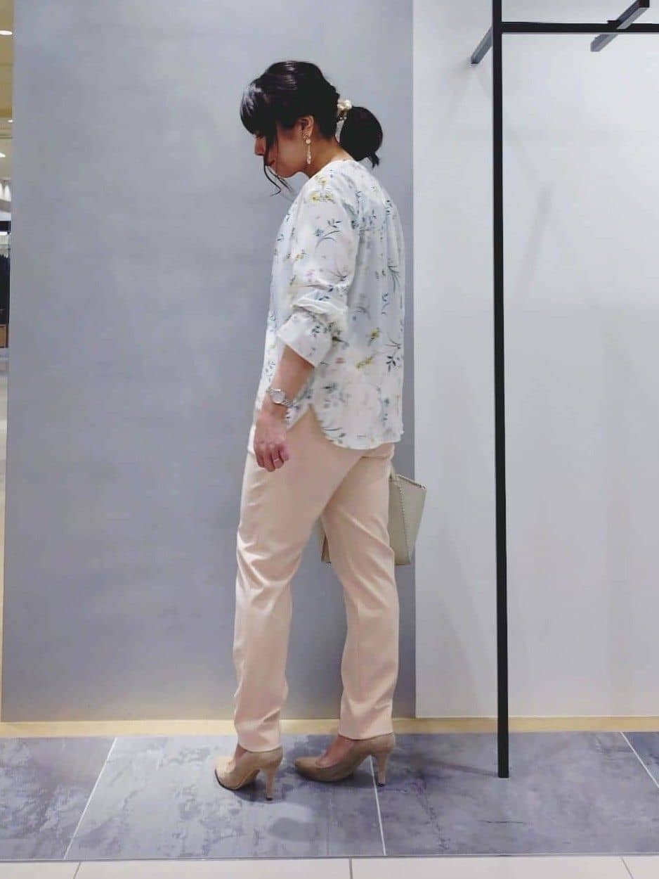 TOMOMIさんの「INDIVI｜【SETUP可能】モダンフラワー柄キャンディスリーブブラウス」を使ったコーディネート