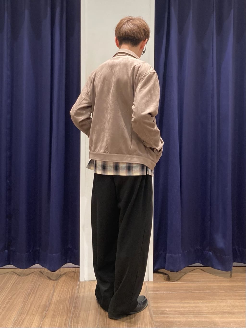 つーじーさんの「THE SHOP TK｜【半歩先のオシャレ】バレルレッグ パンツ 洗濯機OK」を使ったコーディネート