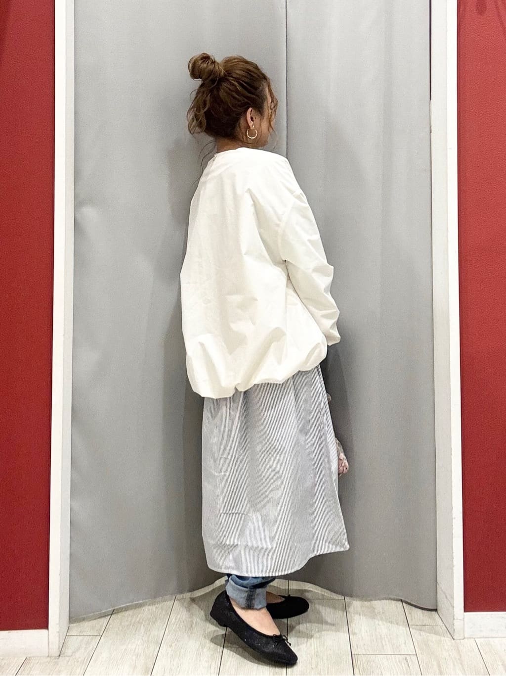 shioさんの「SHOO･LA･RUE｜【防風/撥水/S-LL】お顔回りすっきり見え　Vネックバルーンブルゾン」を使ったコーディネート