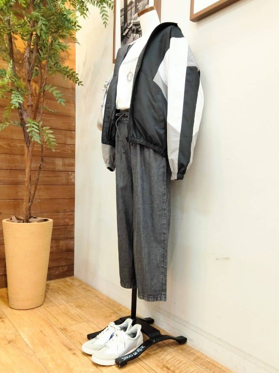 うっちーさんの「SHOO･LA･RUE｜【UV/抗菌防臭/洗濯機可】小さめロゴの大人スムースロンT」を使ったコーディネート