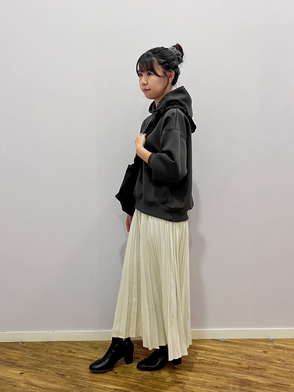 しいなさんの「SHOO･LA･RUE｜【セットアップ可/S-LL/なめらかタッチ】選べる3柄 ロゴ入りプルパーカ」を使ったコーディネート