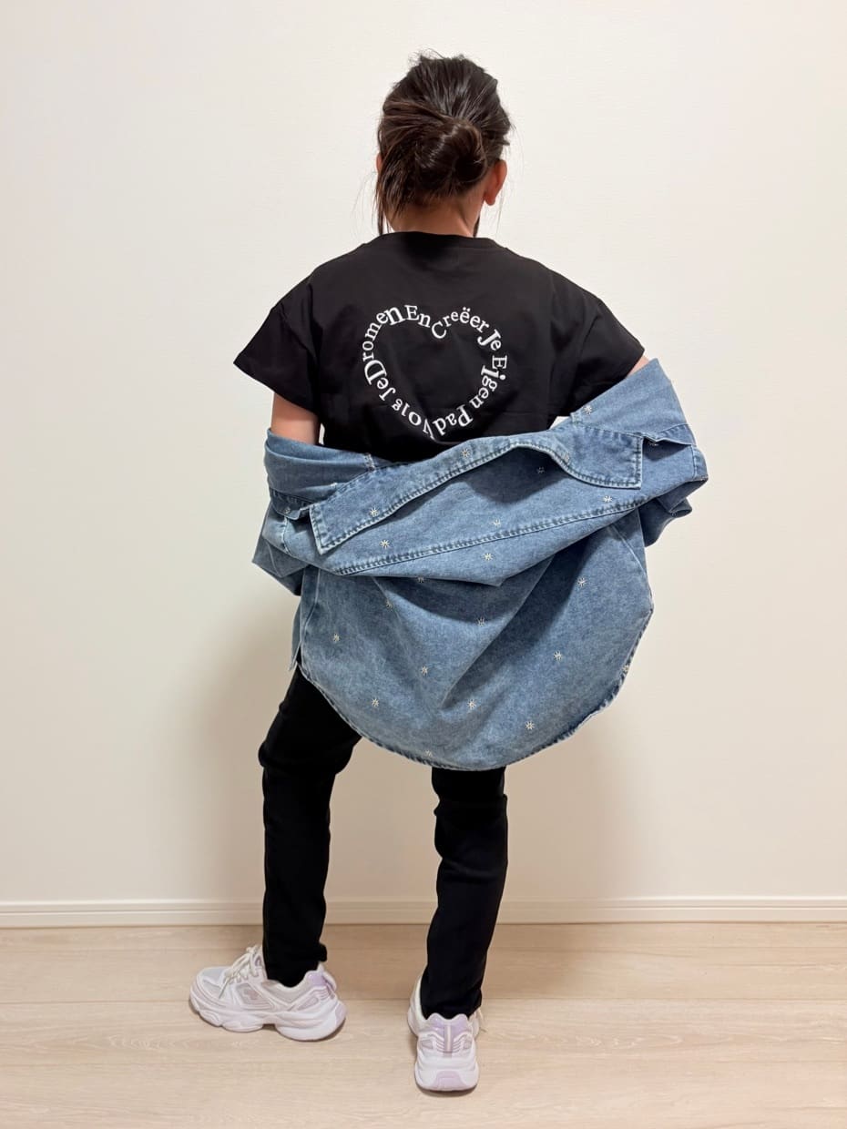 YUMIさんの「SHOO･LA･RUE｜【130-150cm】チャーム付きTシャツ」を使ったコーディネート