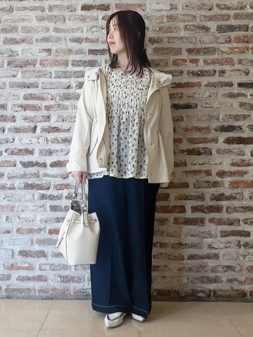 tokiさんの「THE SHOP TK｜大人のフェミニンスタイルに 花柄楊柳シャーリングブラウス」を使ったコーディネート