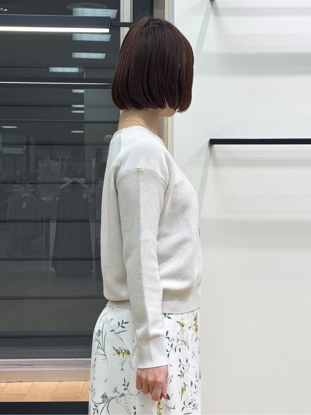 asamiさんの「INDIVI｜【洗える／軽量】きらめきVネックニット」を使ったコーディネート